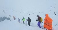 Snowstorm Traps Hundreds of Everest Hikers