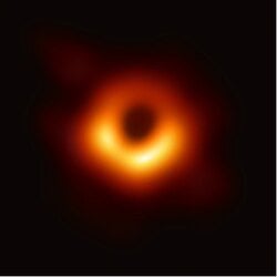 Bilindiği üzere karadeliklerin boyutu diğer yıldızlar ve gök cisimlerine göre daha küçük. Nasıl olur da küçük boyutta bir şey kusursuz fotoğraflanır?