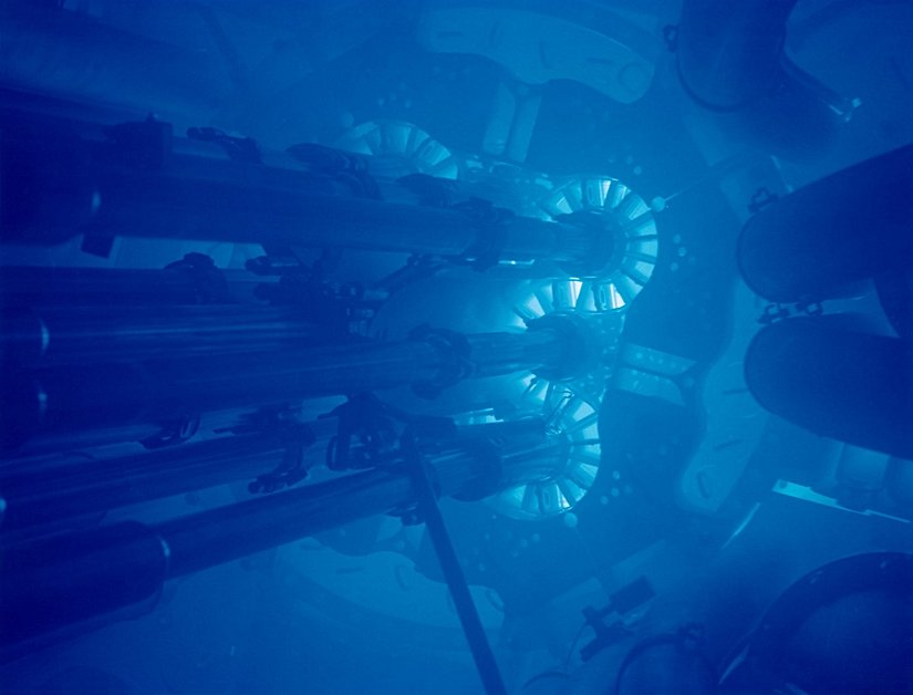 Nükleer reaktörlerde üretilen radyoaktif parçacıkların hızı, ışığın su içindeki hızını aşarak Cherenkov Işıması yaparlar.