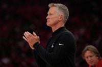 Warriors, Rockets coaches honor Popovich with hilarious shirt before Game 6
