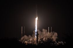 SpaceX, 28 Yeni Starlink Uydusunu Başarıyla Yörüngeye Gönderdi: 2025’teki 130. Falcon 9 Fırlatması Gerçekleşti.