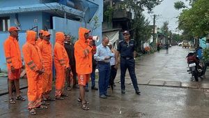 Cyclone Montha Forces Mass Evacuations In Eastern India