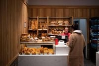 Magasins ouverts le 1er mai : quels sont les commerces qui ne ferment pas ce jour férié ?
