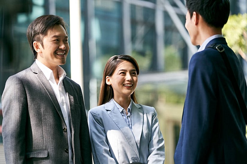 Yeni tanıştığınız insanlarla ne aşırı samimi ne de çok soğuk olun. Kendinizi doğru ifade edin. Unutmayın “Network” kavramı günümüzde çok önemli. İletişimi sürdürecek biçimde sonlandırın sohbetlerinizi. Mesela bir yerden ya da etkinlikten bahsediyorsanız birlikte gitmeyi teklif edin. Ya da bu sohbetten çok keyif aldığınızı, bir gün tekrar buluşmak istediğinizi ifade edin.