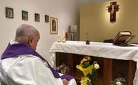 Ватикан опубликовал первое фото папы римского после госпитализации: EADaily