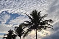 'Buraco' no céu surge no litoral de SP e assusta moradores; entenda fenômeno incomum