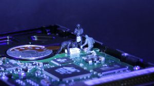 Absürt Hack Yöntemleri: Ekran Parlaklığı, Hard Disk Işıkları ve Bilgisayar Fanlarından Gelen Titreşimler Gibi Özellikleri Kötüye Kullanarak Veri Hırsızlığı Yapmak Mümkün!