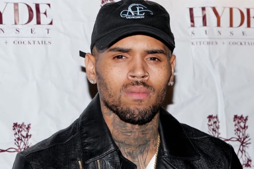 2009 yılında Grammy ödüllerinden hemen bir gece önce Chris Brown, partneri Rihanna’yı darp etmişti. Rihanna her ne kadar daha sonra kendisini affetmiş olsa da 2018 yılında Chris Brown saldırı suçundan mahkemeye çıkmıştı. Fakat olayların farklı bir yönüne bakacak olursak, 2014 yılında ünlü sanatçı rehabilitasyon merkezine yatırıldı. Bu merkezde ise kendisine bipolar ve travma sonrası stres bozukluğu tanısı konuldu. Belki de Rihanna’nın kendisini affetme nedeni de Brown’un psikolojik rahatsızlıklarıydı.