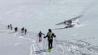 Unglaubliches Video: Flugzeug landet am Gletscher und rast durch Menschengruppe
