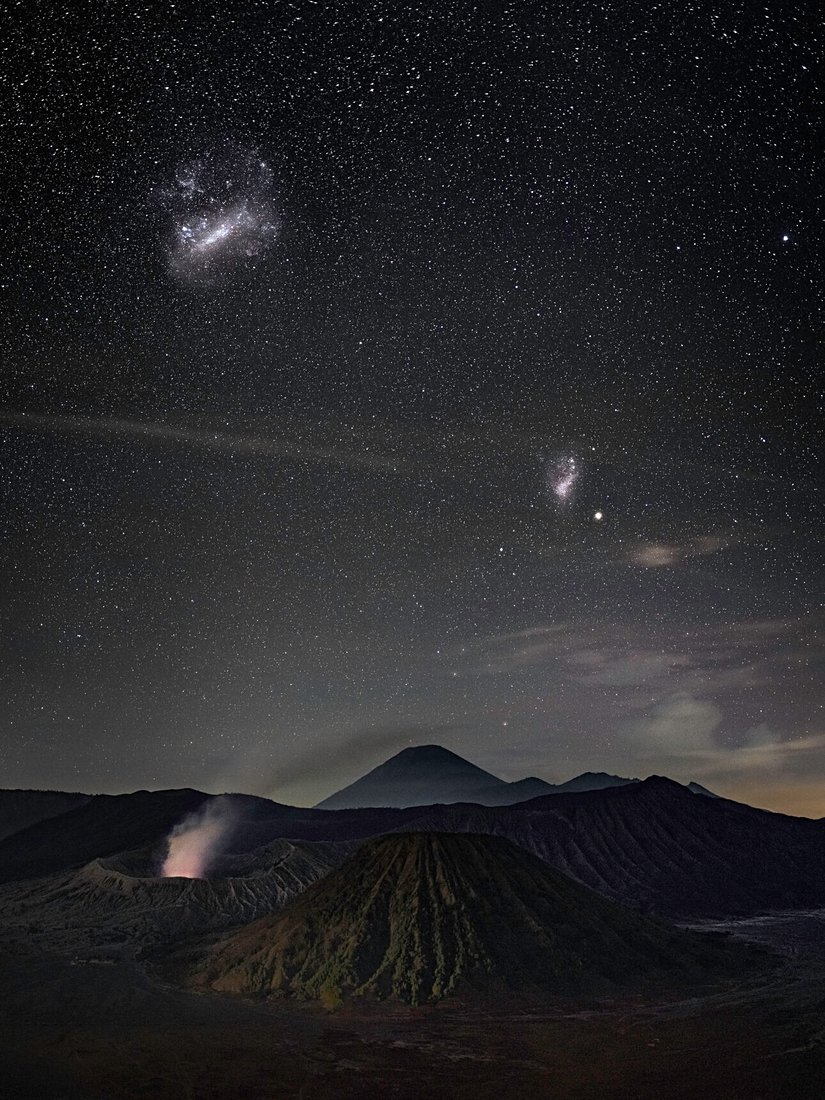 Büyük ve küçük Macellan Bulutları, Endonezya’daki Bromo Semeru Tengger Ulusal Parkı’nda bulunan Bromo Dağı’nın üzerinde görülüyor.