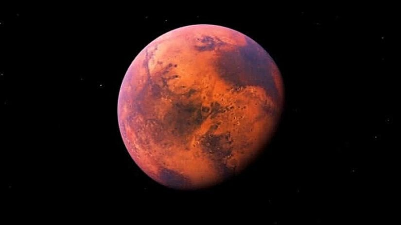 Mars, Güneş’e en uzak dördüncü gezegendir. Çok ince bir atmosfere sahip tozlu ve soğuk bir gezegendir. Mars ayrıca mevsimleri, kutup buzulları, kanyonları, sönmüş yanardağları ve geçmişte daha da aktif olduğuna dair kanıtları olan dinamik bir gezegendir. Mars yüzeyinde bulunan yüksek demir oksit seviyelerinin neden olduğu renginden dolayı “Kızıl Gezegen” olarak da adlandırılır. Kuru ve tozlu olmasına rağmen, Mars’taki sıcaklıklar Dünya’dakilere benzer, ancak gezegen aynı zamanda ince atmosferinin bir sonucu olarak güçlü toz fırtınalarına da ev sahipliği yapmaktadır.