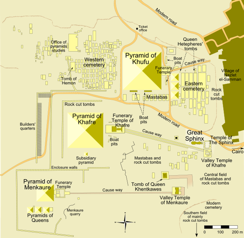 Görsel 3: Gize’deki piramitlerin konumları. Menkaure 65 metre, Khafre 143 metre iken bugün 136 metre ve Khufu da 146 metre iken bugün 138 metre yüksekliğindedir.