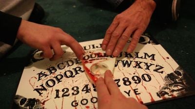 Kahve Fincanı ve Ouija (Cin) Tahtası Kullanarak Ruh/Cin/Ölü Çağırmak Mümkün Müdür?