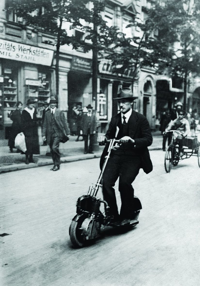 Autoped'i oturma eklentisi ile kullanan bir kullanıcı (1920)