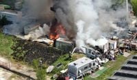 Großbrand im Norden: Feuerwehr kämpft gegen Flammenmeer und Explosionen