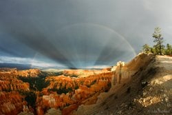 Bryce Canyon Üzerinde Gökkuşakları ve Işınlar
