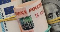 Рубль стремительно дорожает к доллару и евро. ЦБ установил официальные курсы валют на 19 марта