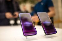 Apple Shuffles AI Executive Ranks in Bid to Turn Around Siri