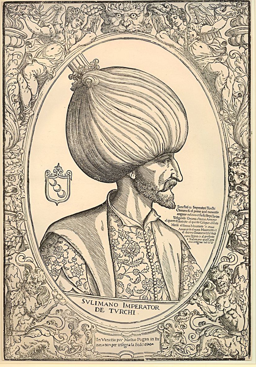 Muhteşem Süleyman'ın, bir aslan maskı ve iki kadın figürü içeren süslemeli bir çerçeve içindeki ovalde yer alan profilden portre büstü. 1540'lar, Ağaç baskı. Matteo Pagani