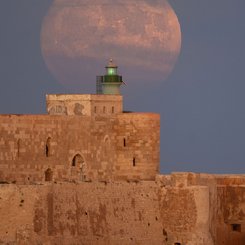 Siraküza'nın Ötesinde Mavi Süper Ay