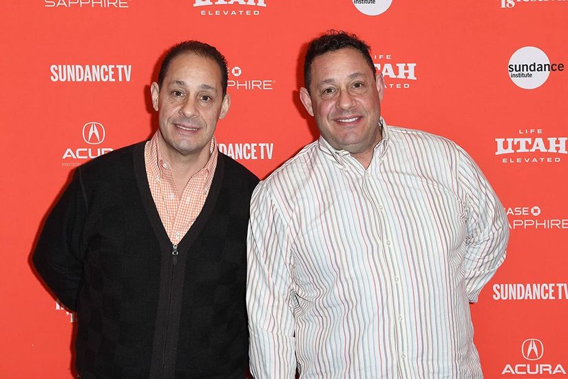 "Three Identical Strangers (Üç Tanıdık Yabancı)" belgeseli için düzenlenen bir etkinlikte çekilen David ve Robert'ın olduğu bir fotoğraf.