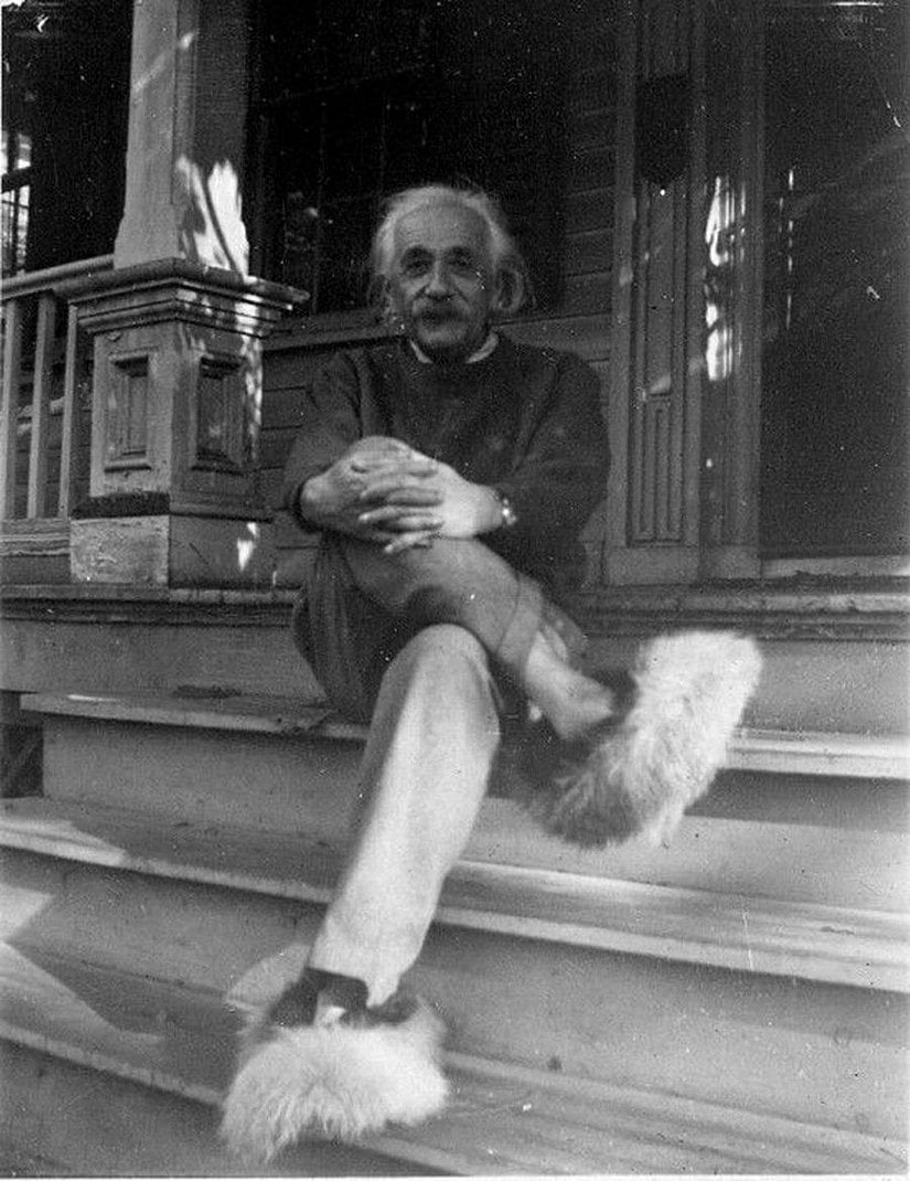 Evet, yanlış görmüyorsunuz! O kişi Dünyaca ünlü fizikçi Albert Einstein ve o ayaklarındakiler de "pofuduk terlikleri"... Princeton Üniversitesi Tarih Cemiyeti tarafından sergilenen bu fotoğrafta Einstein, Bainbridge Evi olarak bilinen, Princeton'da yer alan evinin önünde, merdivenlerde oturarak poz veriyor. Fotoğrafla ilgili ne yazık ki çok fazla detay yok. Ancak tek bir kare, adeta "bizden biri"ni anlatıyor.