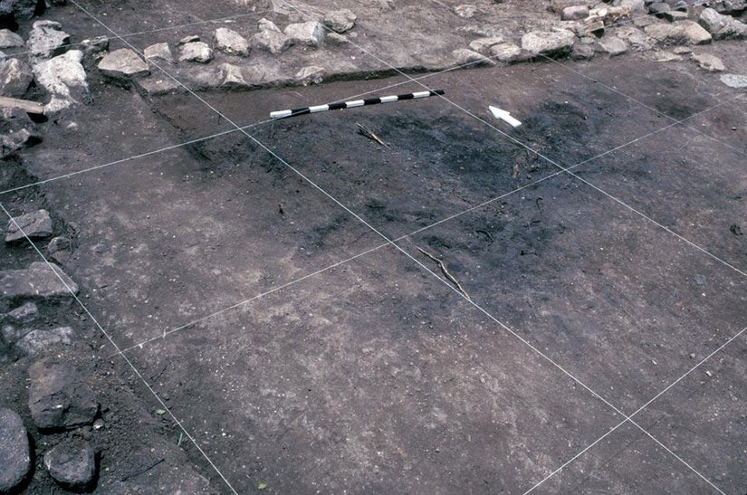 Izgara bir buluntunun, çevresindeki diğer buluntulara göre konumlandırılmasına yardımcı olur.