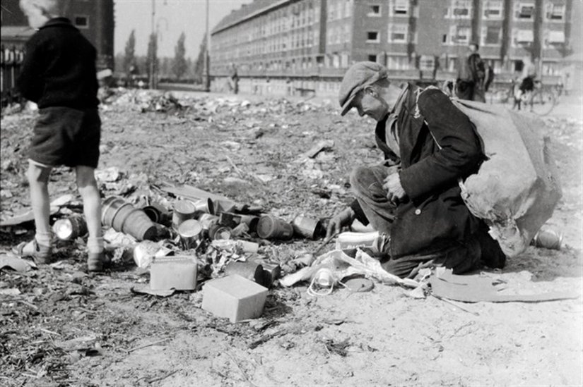 Hollanda Açlık Kışı'nda çöplerde yiyecek arayan bir insan.