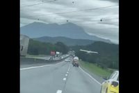 Vídeo: Piloto faz pouso forçado em rodovia de Santa Catarina