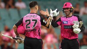 Moises Henriques Powers Sixers Past Renegades