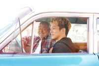 寺尾聰＆松坂桃李“親子”を取り巻く仲間たち『父と僕の終わらない歌』新場面写真（cinemacafe.net） - Yahoo!ニュース
