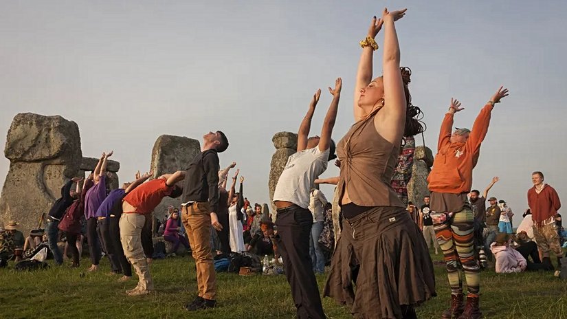"Spiritüel fakat dindar değil" çerçevesindeki davranışların modern toplumda neden yer aldığı evrimsel psikoloji ile açıklanabilir.