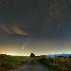 NEOWISE Kuyruklu Yıldızı ve Bulutsu