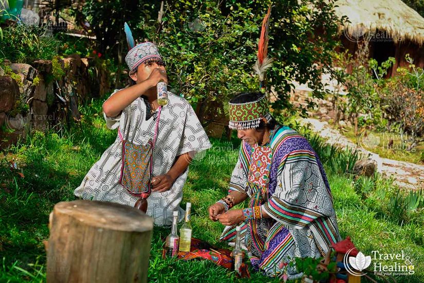 Psikedelik kimyasal içeren çeşitli materyaller, mantarlar veya bitkiler, geçmişte ruhsal ve fiziksel tedavi amacıyla veya dini ritüellerde kullanılmıştır.