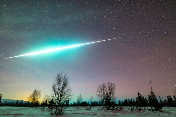 Astrofotoğrafçı Yang Sutie, Kuzey Kutup Dairesi civarında bulunan Rusya'nın Murmansk şehrinde Lovozero Gölü yakınlarında çok parlak bir Geminid meteorunu şans eseri yakalamayı başardı!
