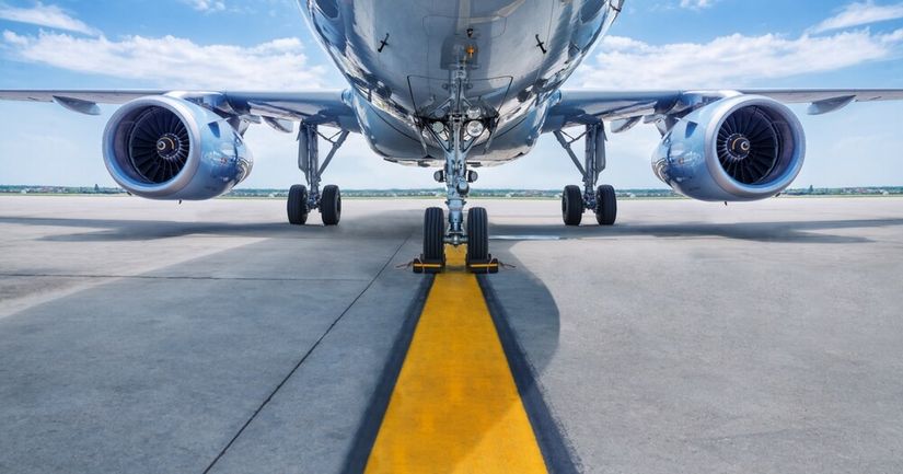 Bugün yolcu uçaklarında çokça kullanılan üst kanat teknolojisi de Nasa tarafından dizayn edilen teknolojiler arasında yer almaktadır. Bu teknoloji sayesinde uçaklar hem daha az yakıtla daha çok mesafeye gidebilmekte hem de çevreye verilen zararın ekonomik etkileri önemli ölçüde azaltılmış durumda. Benzer şekilde arabalarda, otobüslerde ve trenlerde kullanılmaya başlanan ergonomik koltuk dizaynları ilk olarak Nasa tarafından uzay mekiklerinde kullanılmıştı. Oturan bir insanın vücuduyla yerçekimi arasındaki ilişkiden yola çıkarak kemiklere en az yük yükleyen oturma şeklini bulan Nasa bir insanın en çok rahat edeceği koltukları da buna göre dizayn etti ve bunu kısa sürede taşıt üreten firmalar izledi.