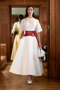 Bianco con un tocco di rosso: l’abbinamento colore che salva il look di Pasqua