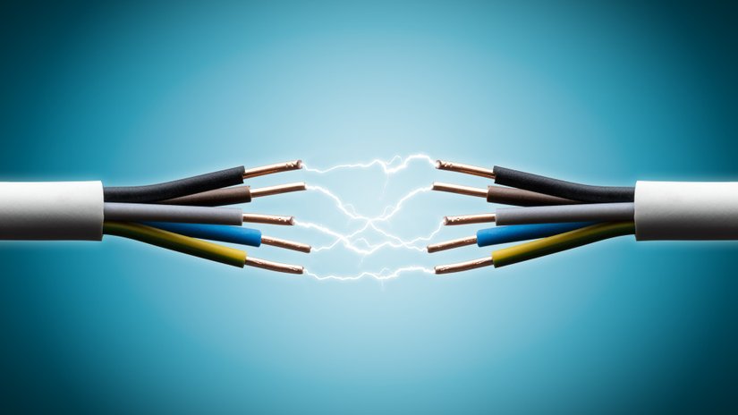 Alternatif Akım ile Bir İleri Bir Geri Hareket Eden Elektronlar, Her Döngüde Ne Kadar Yol Alır?