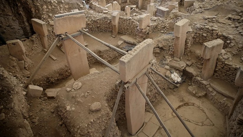 Hemen hemen 10.000 yaşında olan Göbekli Tepe, dünyanın en eski tapınak alanı. Bu dönemde ortaya çıkan tarım, dinin farklı biçimlerinin oluşmasına önayak oldu.