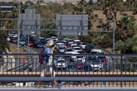 Retenciones y un carril cortado de la A-7 tras un accidente en el túnel de Cerrado de Calderón en Málaga