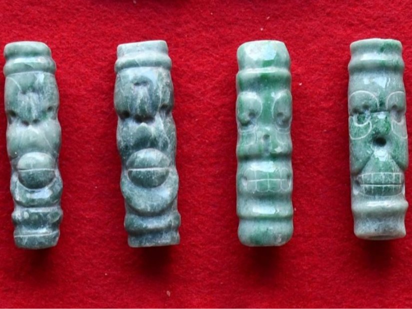 Mezarda bulunan dört yeşim boncuğun üzerindeki desenlerde canlı ve ölü örümcek maymunlarının yüzleri betimlenmiştir.