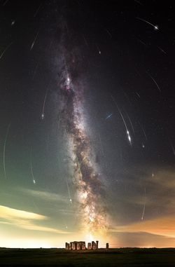 Perseid Meteor Yağmuru Stonehenge’de Göz Kamaştırdı: ‘Evrene Açılan Pencere’yi Gösteren Muhteşem Fotoğraf.