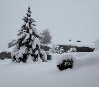 Schneechaos in der Schweiz: Mehrere Orte abgeschnitten