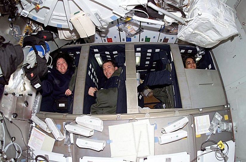 STS-107 görev uzmanları Laurel B. Clark, Rick D. Husband ve Kalpana Chawla Columbia'nın orta güvertesindeki yataklarında dinleniyorlar.