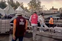 La estructura de un escenario colapsa en la explanada de la alcaldía Gustavo A. Madero
