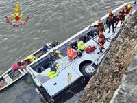 Pullman turistico precipita nel fiume Po a Torino: morto l'autista, tre feriti lievi - Il Fatto Quotidiano