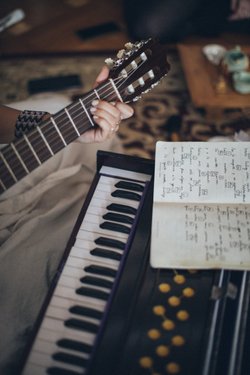 Sizce müziğe yönelik yeteneklerimiz doğuştan mı gelir yoksa zamanla çevresel faktörlerin etkisiyle mi kazanılır?