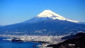 Mount Fuji Sets Record With Snowless Status