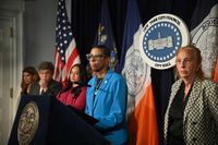 City Council overrides Mayor Adams’ vetoes of legislation to decriminalize street vending, raise minimum wage for grocery delivery workers | amNewYork