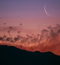 Etna Dağından Yükselen Duman Halkaları ve Ay